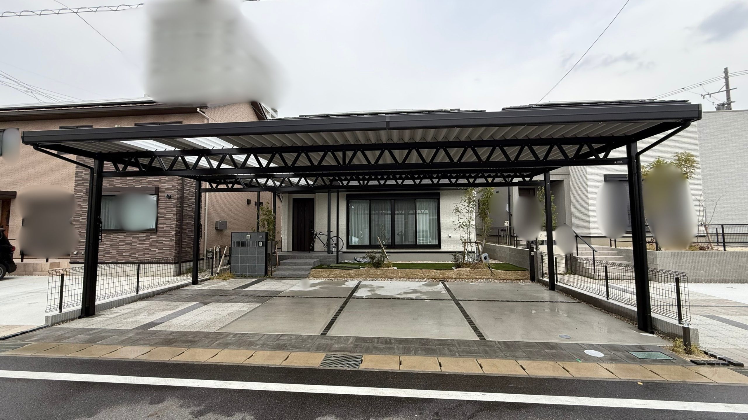 昼は開放感、夜は上質な光。表情が変わる３台用カーポート