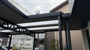 昼は開放感、夜は上質な光。表情が変わる３台用カーポート
