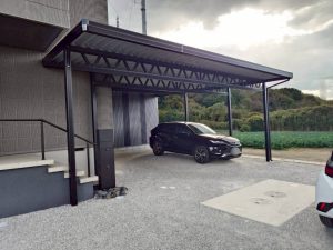 変形地でもここまでできる！　倉庫付き２台用カーポート