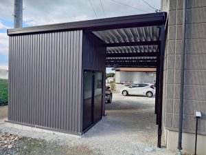 変形地でもここまでできる！　倉庫付き２台用カーポート