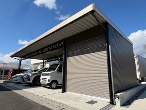 間口11m越えでも美しく収まる！ツートンカラーが映える倉庫付き３台用カーポート