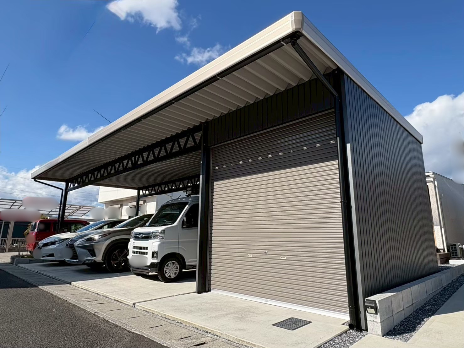 間口11m越えでも美しく収まる！ツートンカラーが映える倉庫付き３台用カーポート