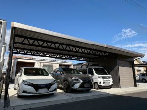 間口11m越えでも美しく収まる！ツートンカラーが映える倉庫付き３台用カーポート