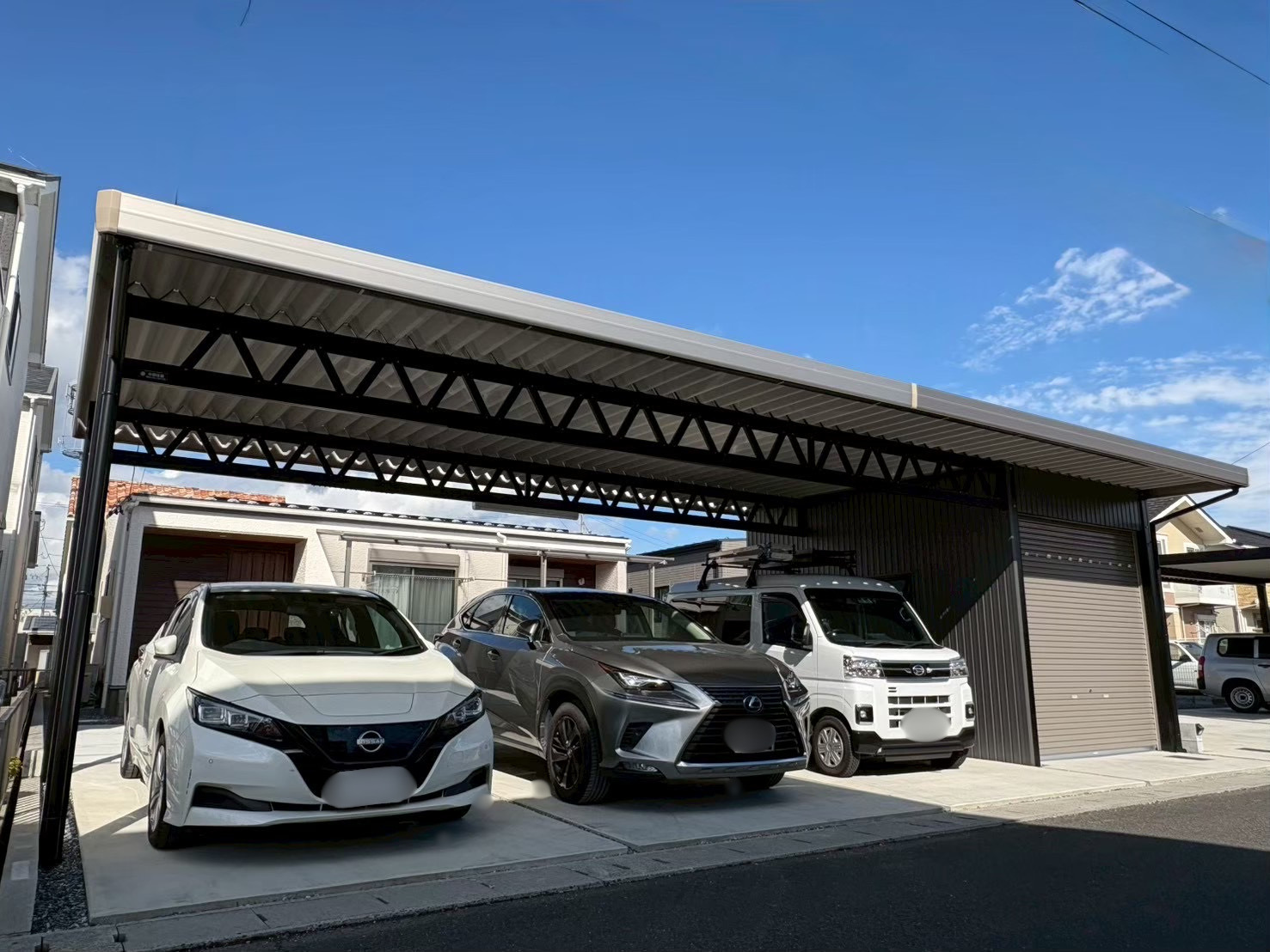 間口11m越えでも美しく収まる！ツートンカラーが映える倉庫付き３台用カーポート