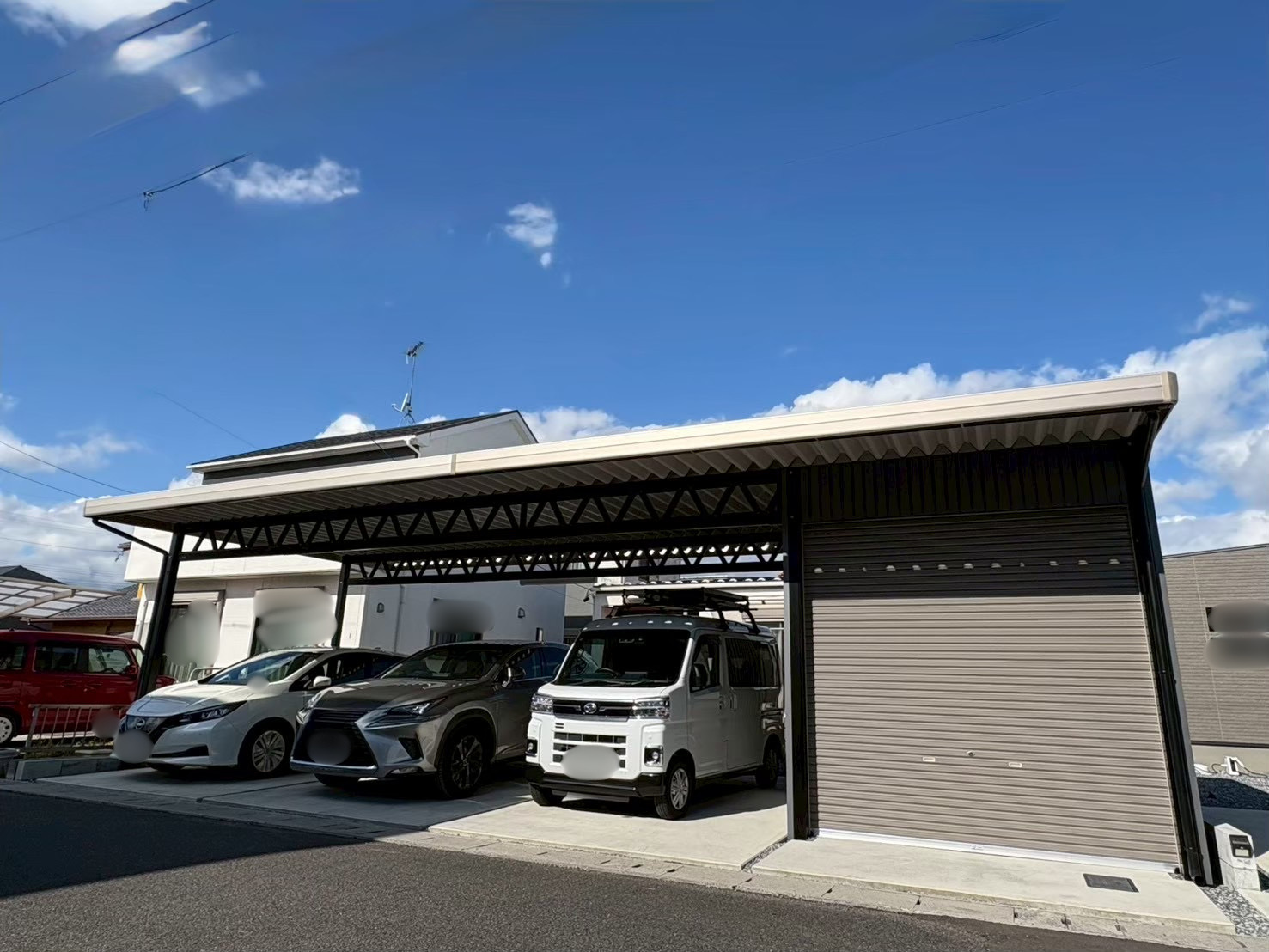 間口11m越えでも美しく収まる！ツートンカラーが映える倉庫付き３台用カーポート