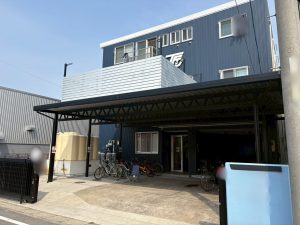従業員の憩いと機能性を両立！バルコニー付き３台用カーポート