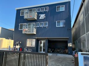 従業員の憩いと機能性を両立！バルコニー付き３台用カーポート