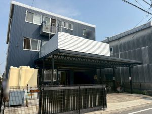 従業員の憩いと機能性を両立！バルコニー付き３台用カーポート
