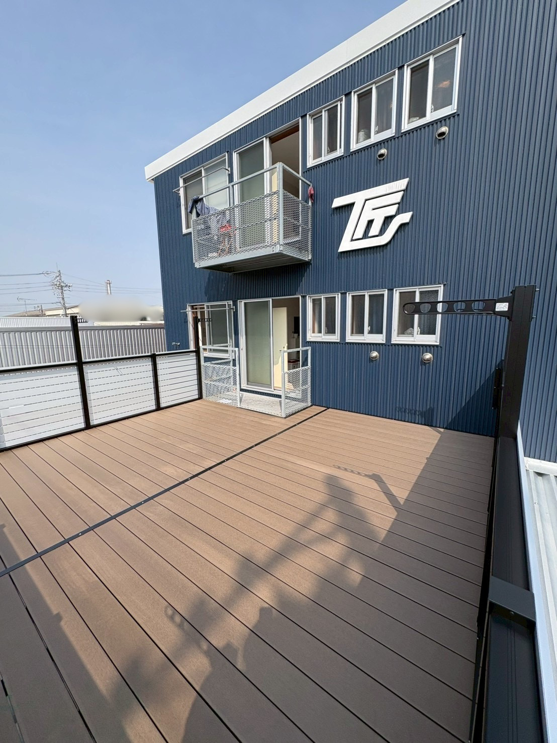 従業員の憩いと機能性を両立！バルコニー付き３台用カーポート