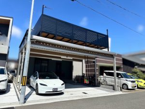 話題のベランピングを自宅に実現！　バルコニー付き2台用カーポート
