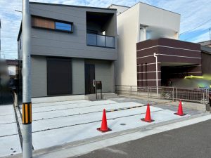 話題のベランピングを自宅に実現！　バルコニー付き2台用カーポート