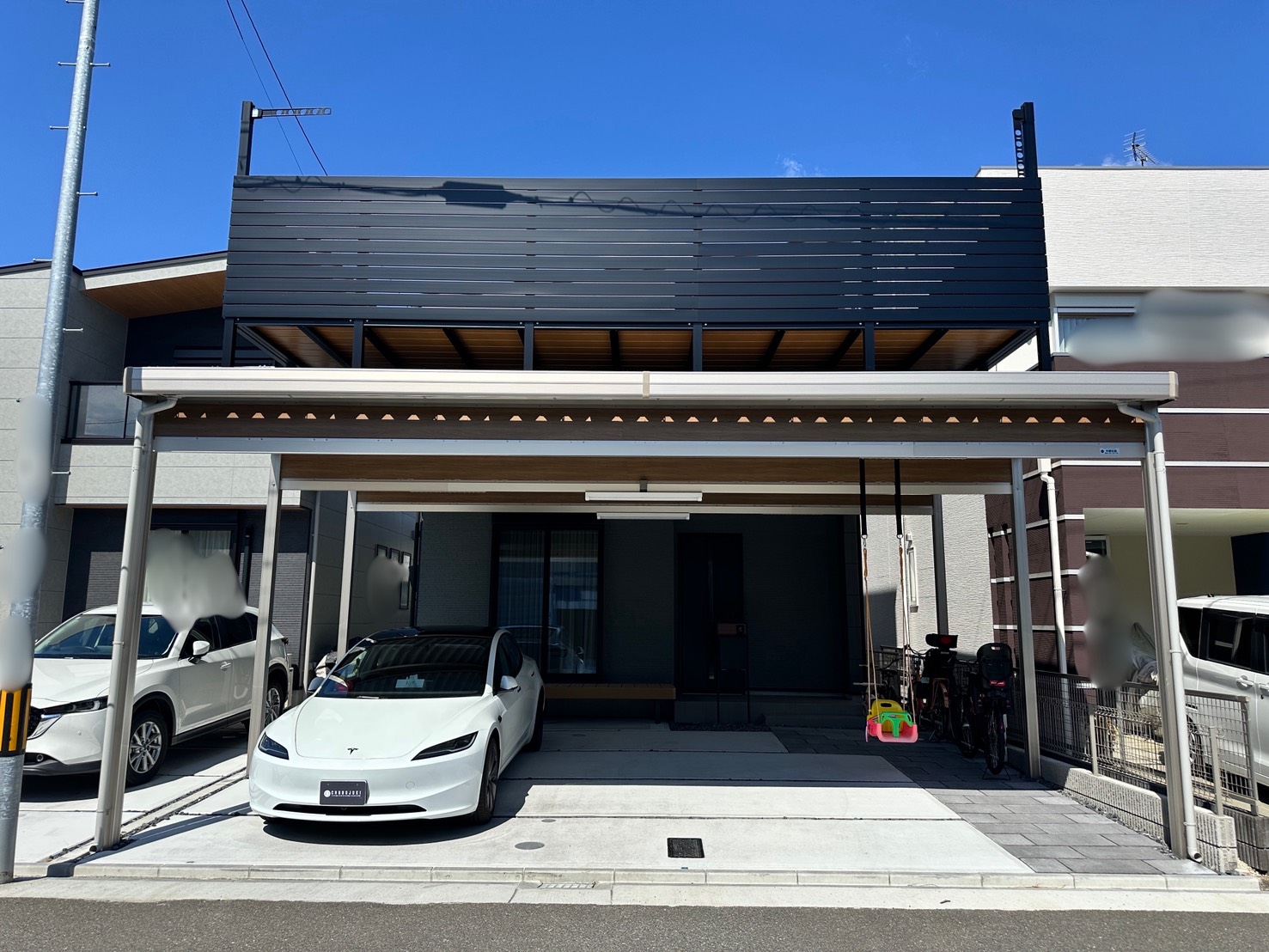話題のベランピングを自宅に実現！　バルコニー付き2台用カーポート
