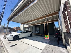 話題のベランピングを自宅に実現！　バルコニー付き2台用カーポート