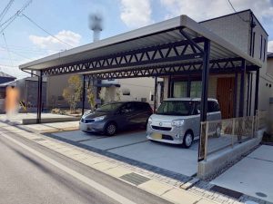 王道なのに圧倒的存在感！敷地を最大限活かした2台用カーポート