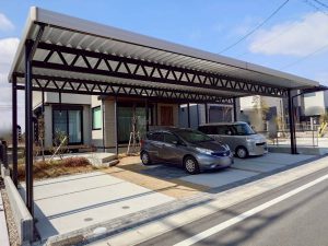 王道なのに圧倒的存在感！敷地を最大限活かした2台用カーポート