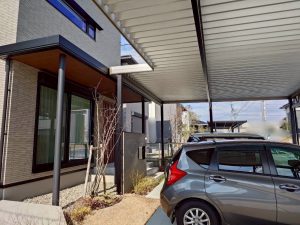 王道なのに圧倒的存在感！敷地を最大限活かした2台用カーポート