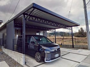 平屋に映える洗練されたデザイン！プライバシーも確保した2台用カーポート