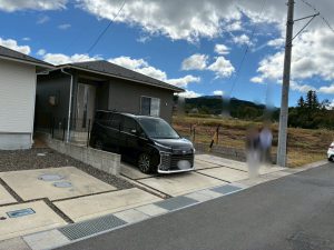 平屋に映える洗練されたデザイン！プライバシーも確保した2台用カーポート