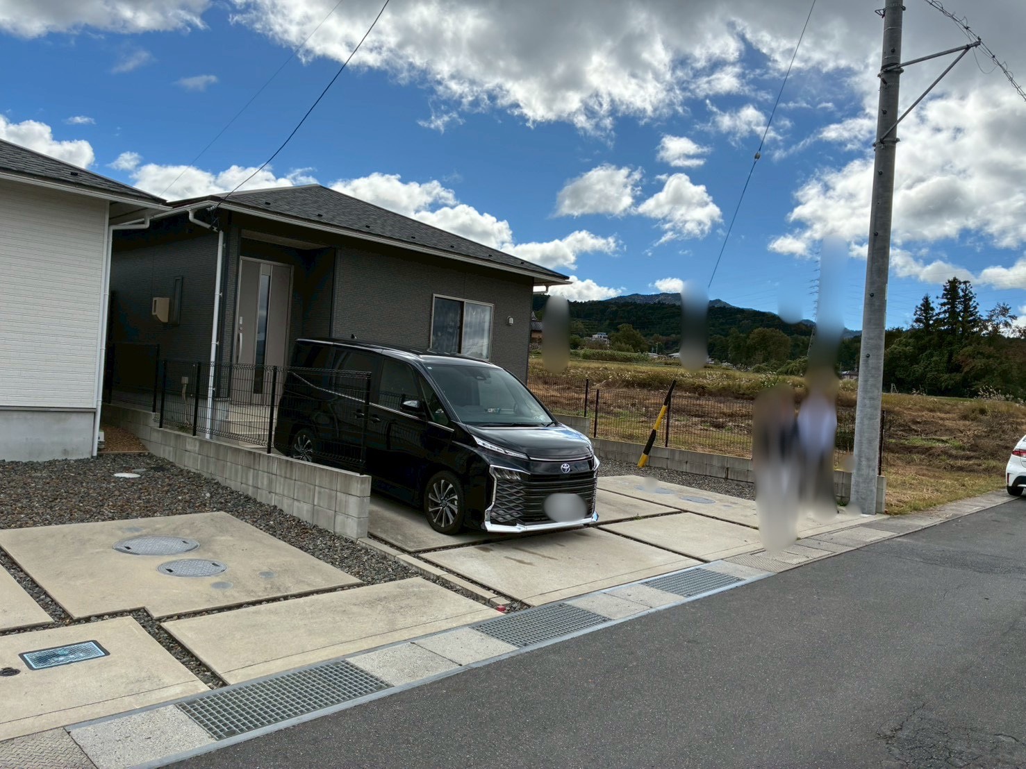 平屋に映える洗練されたデザイン！プライバシーも確保した2台用カーポート