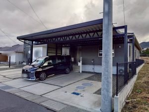 平屋に映える洗練されたデザイン！プライバシーも確保した2台用カーポート