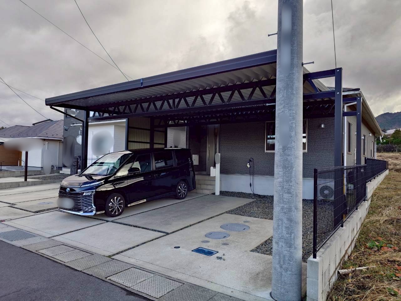 平屋に映える洗練されたデザイン！プライバシーも確保した2台用カーポート