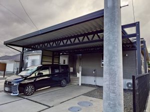 平屋に映える洗練されたデザイン！プライバシーも確保した2台用カーポート