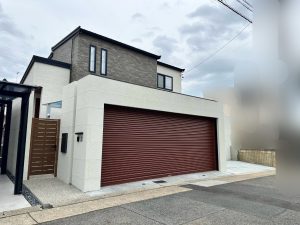 自由設計はカーポートだけじゃない！こだわりの2台用シャッターゲート施工事例