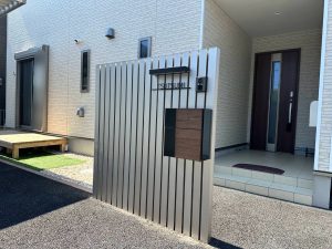 自社製品で外構に統一感を！　アルミ角柱の門柱　x　2台用カーポート