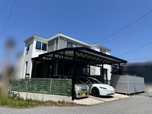 積雪地域でも安心！玄関先までしっかりカバーする3台用カーポート