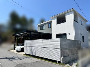 積雪地域でも安心！玄関先までしっかりカバーする3台用カーポート