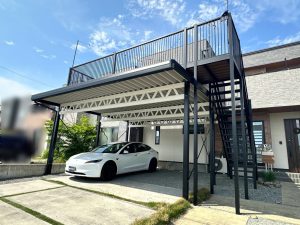 バルコニーで新しい生活空間を！バルコニー付き2台用カーポート