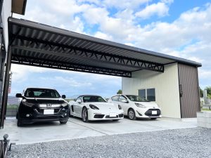 収納庫一体型！3台用ダークブラウンカラーのオーダーメイドカーポート