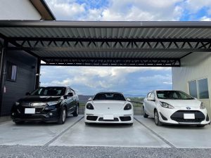 収納庫一体型！3台用ダークブラウンカラーのオーダーメイドカーポート
