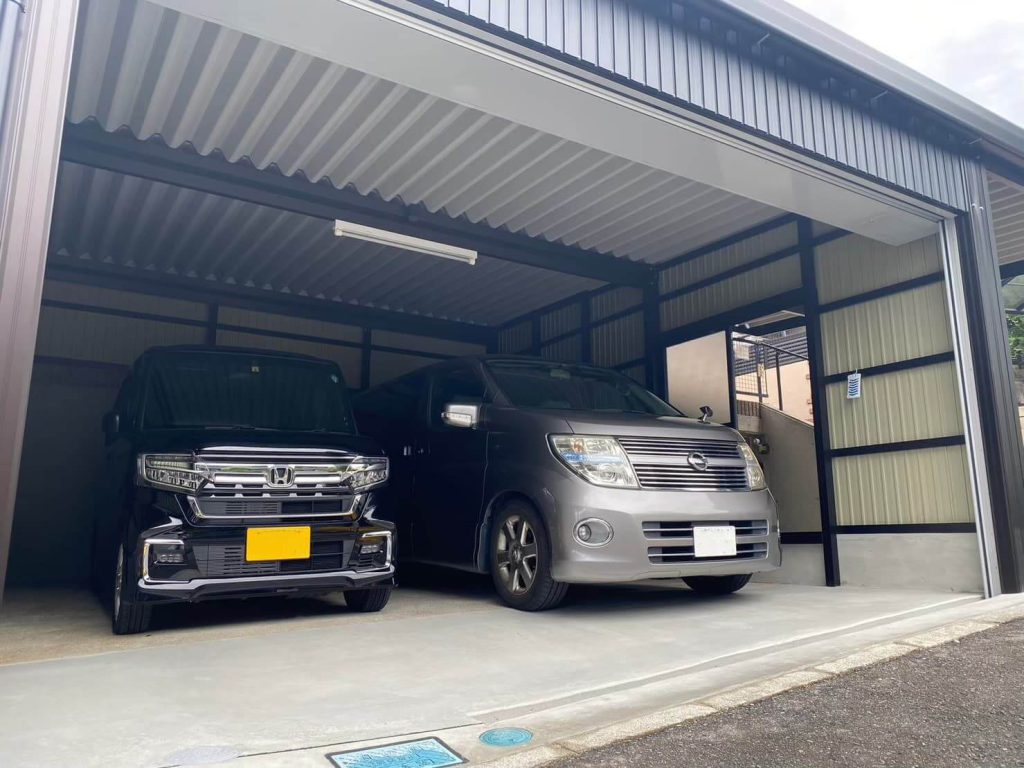傾斜地でも美しく設置できる！電動シャッター付き2台用オーダーガレージ｜愛知県春日井市施工例