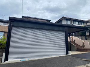 傾斜地でも美しく設置できる！電動シャッター付き2台用オーダーガレージ｜愛知県春日井市施工例