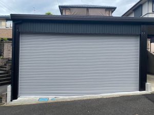 傾斜地でも美しく設置できる！電動シャッター付き2台用オーダーガレージ｜愛知県春日井市施工例
