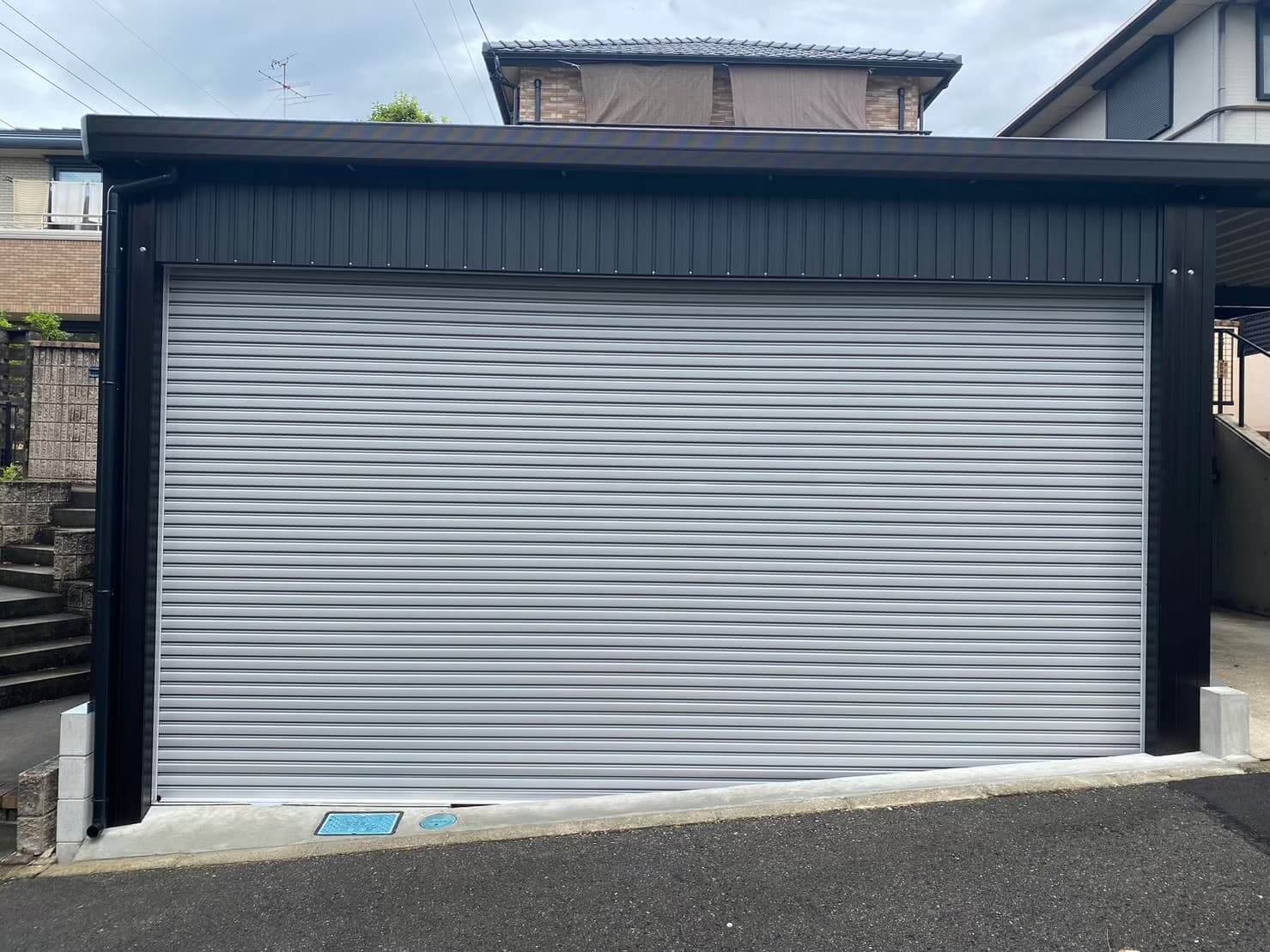 傾斜地でも美しく設置できる！電動シャッター付き2台用オーダーガレージ｜愛知県春日井市施工例