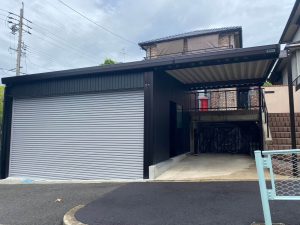 傾斜地でも美しく設置できる！電動シャッター付き2台用オーダーガレージ｜愛知県春日井市施工例