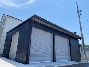 <洗練されたデザイン × 圧倒的な存在感> オーダーメイド車庫 – シャッター付き