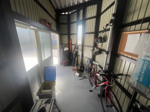 「斜めの形が魅せる。収納庫付きのカーポート」
