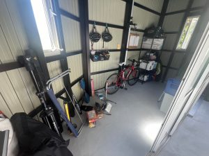 「斜めの形が魅せる。収納庫付きのカーポート」