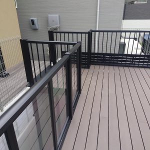 縦格子タイプのバルコニーカーポート