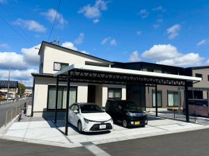オシャレなツートンカラーのカーポート