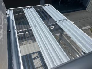 バルコニーカーポート施工例｜ホワイトカラーで魅力的な空間活用アイデア