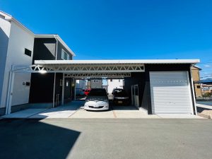 シャッター付のホワイトカラーの車庫
