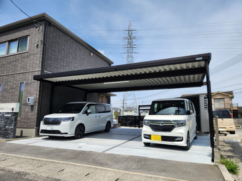 3台用ブラックカラーのオーダーメイドカーポートで快適な車庫ライフを実現