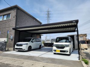 3台用ブラックカラーのオーダーメイドカーポートで快適な車庫ライフを実現