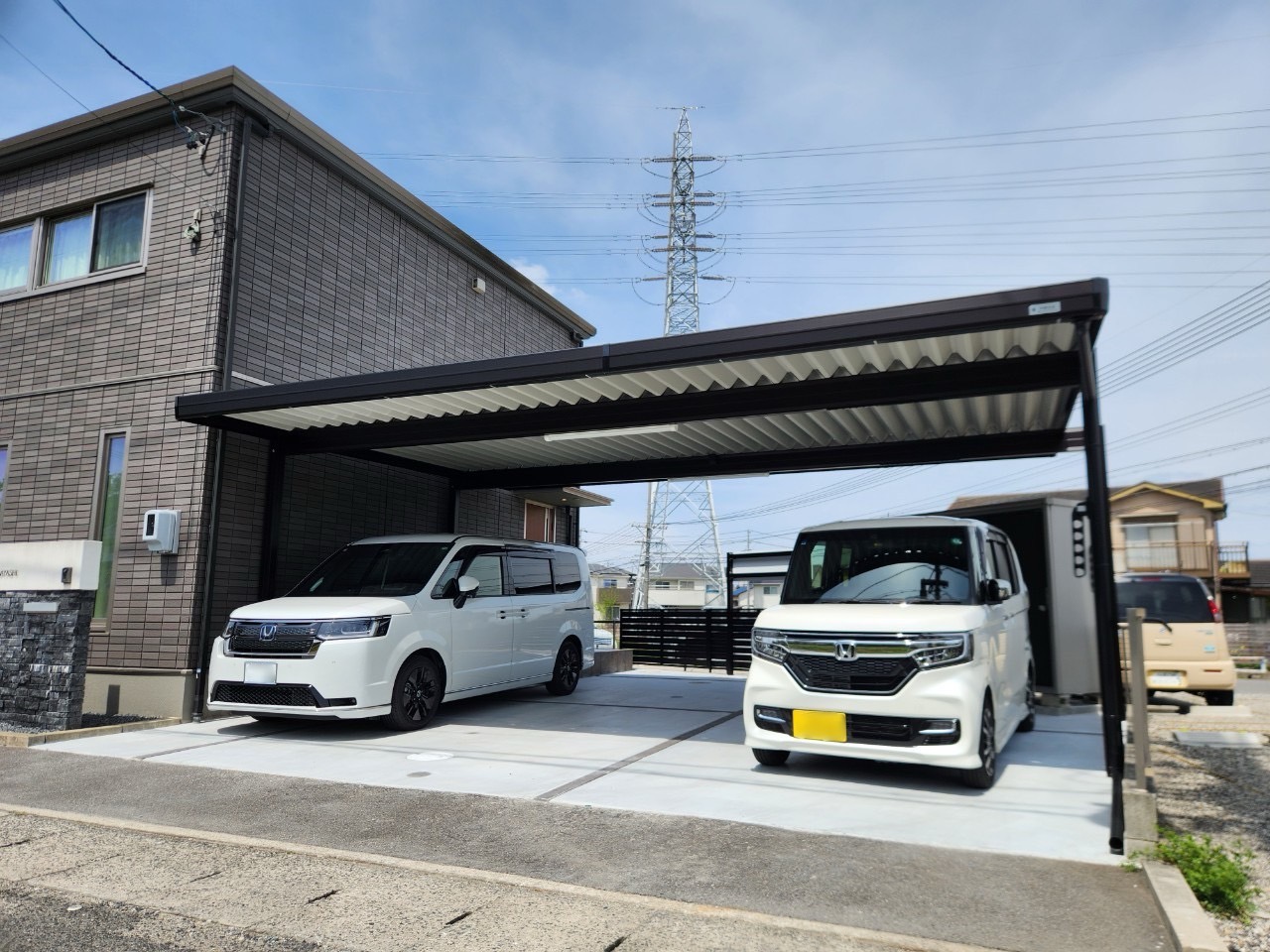 3台用ブラックカラーのオーダーメイドカーポートで快適な車庫ライフを実現