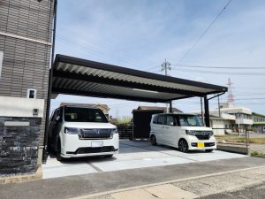 3台用ブラックカラーのオーダーメイドカーポートで快適な車庫ライフを実現