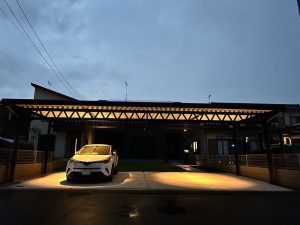ダウンライトで輝く4台用オーダーメイドカーポートの美しさ